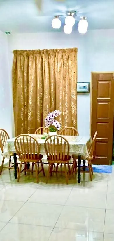 Homestay D'Art Container Balik Pulau Holiday home